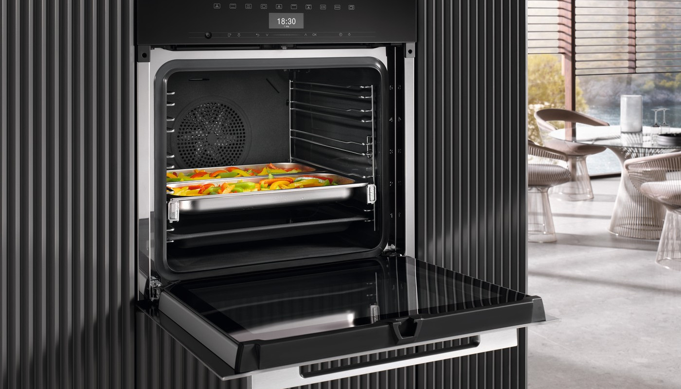 Miele DGC 7350 Kombi-Dampfgarer in Edelstahl/CleanSteel mit Touchscreen, LED-Beleuchtung und SoftOpen/SoftClose-Türmechanismus.