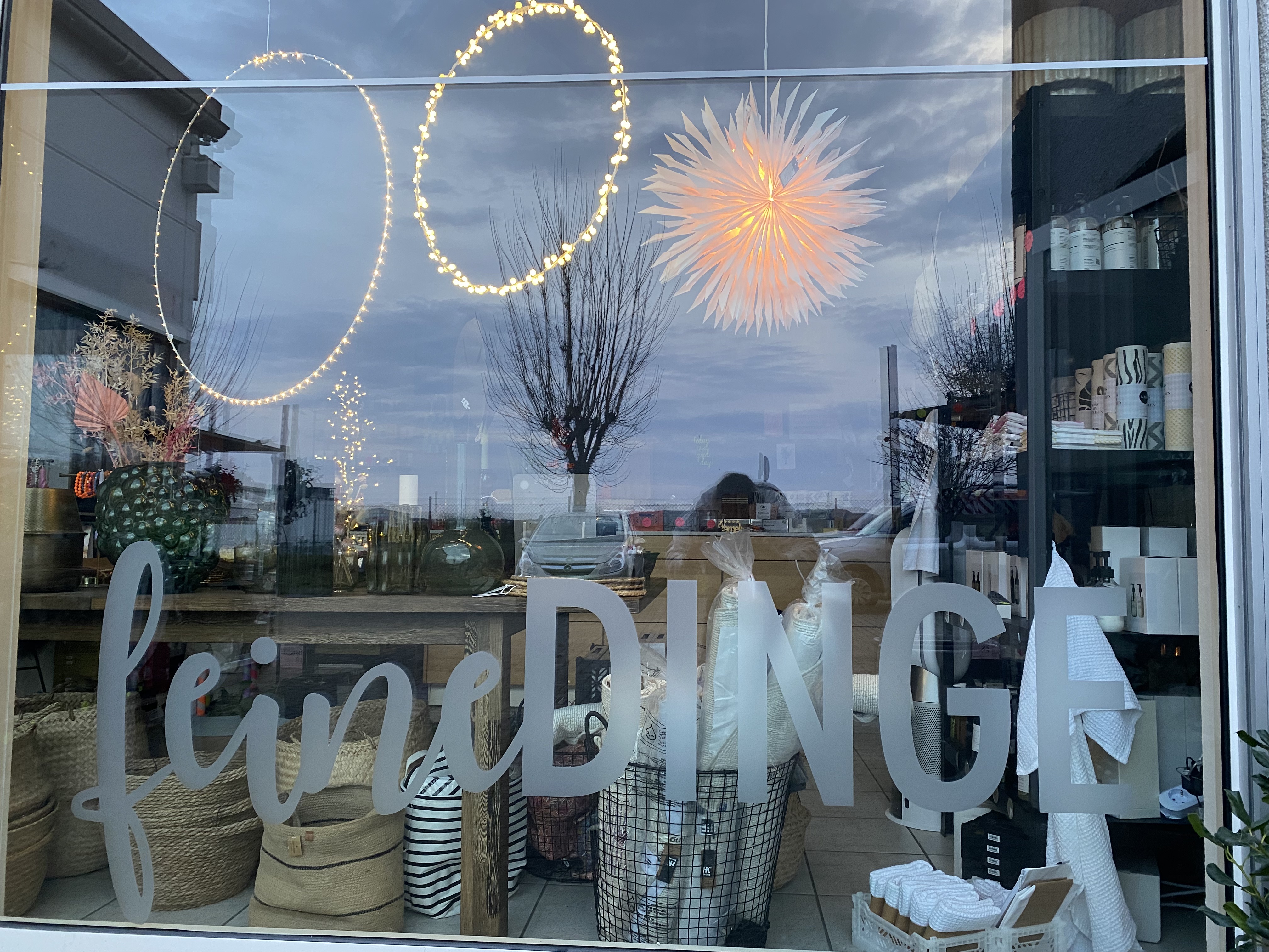 Schaufenster feineDINGE mit Schriftzug auf Scheibe
