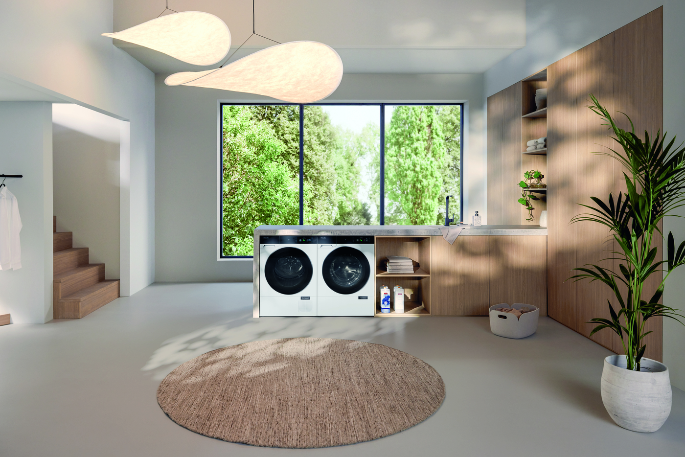 Moderne Waschküche mit Waschmaschine, Holzregal und großem Fenster zum Grünblick.
