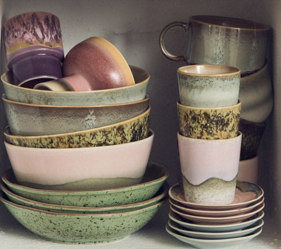 Farbenfrohe Keramikservies in pastellfarbener Schale und Tasse