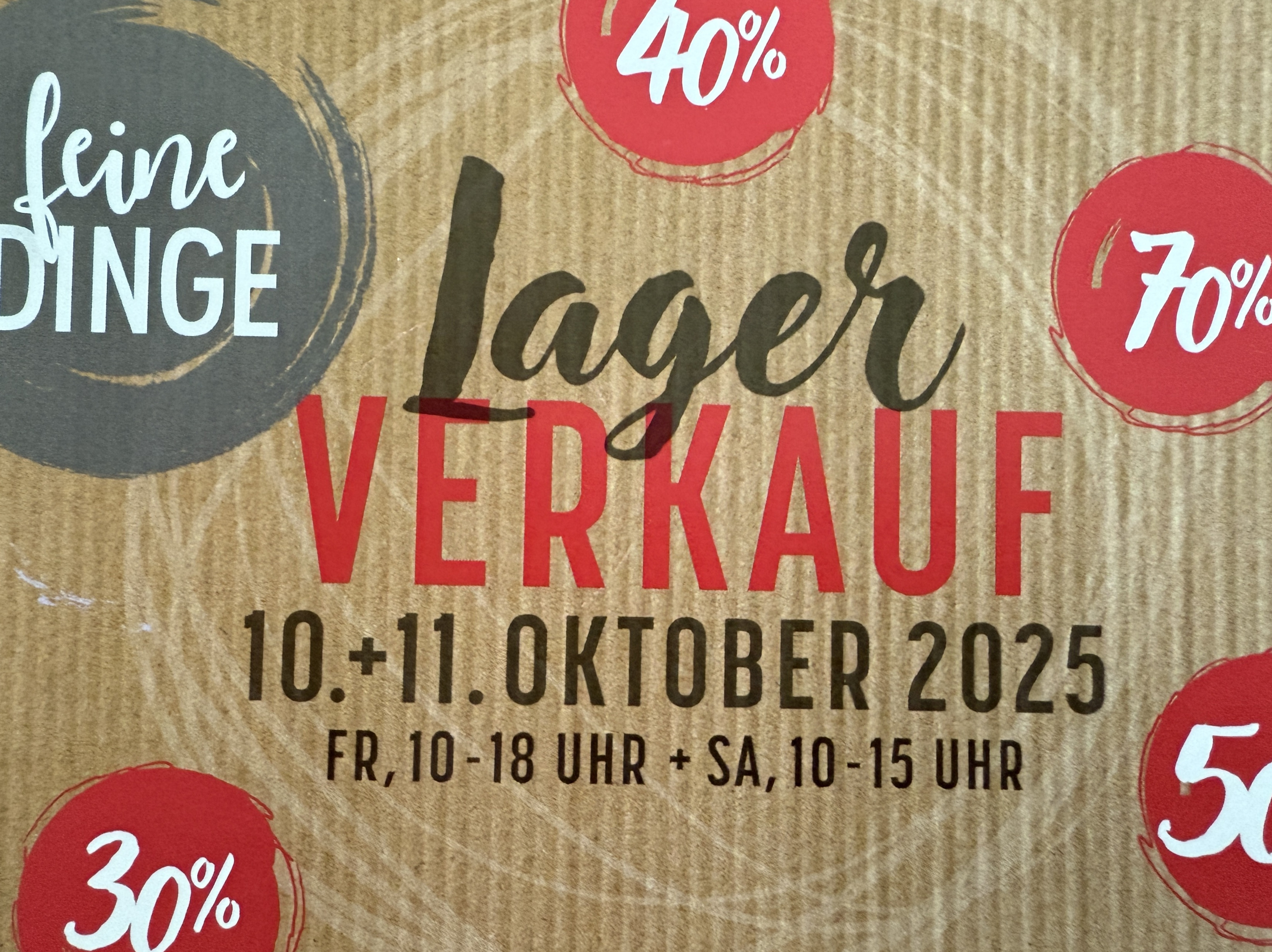 Modernes kreatives Geschirrset mehrteilig mit Schalen, Bechern und Tassen.