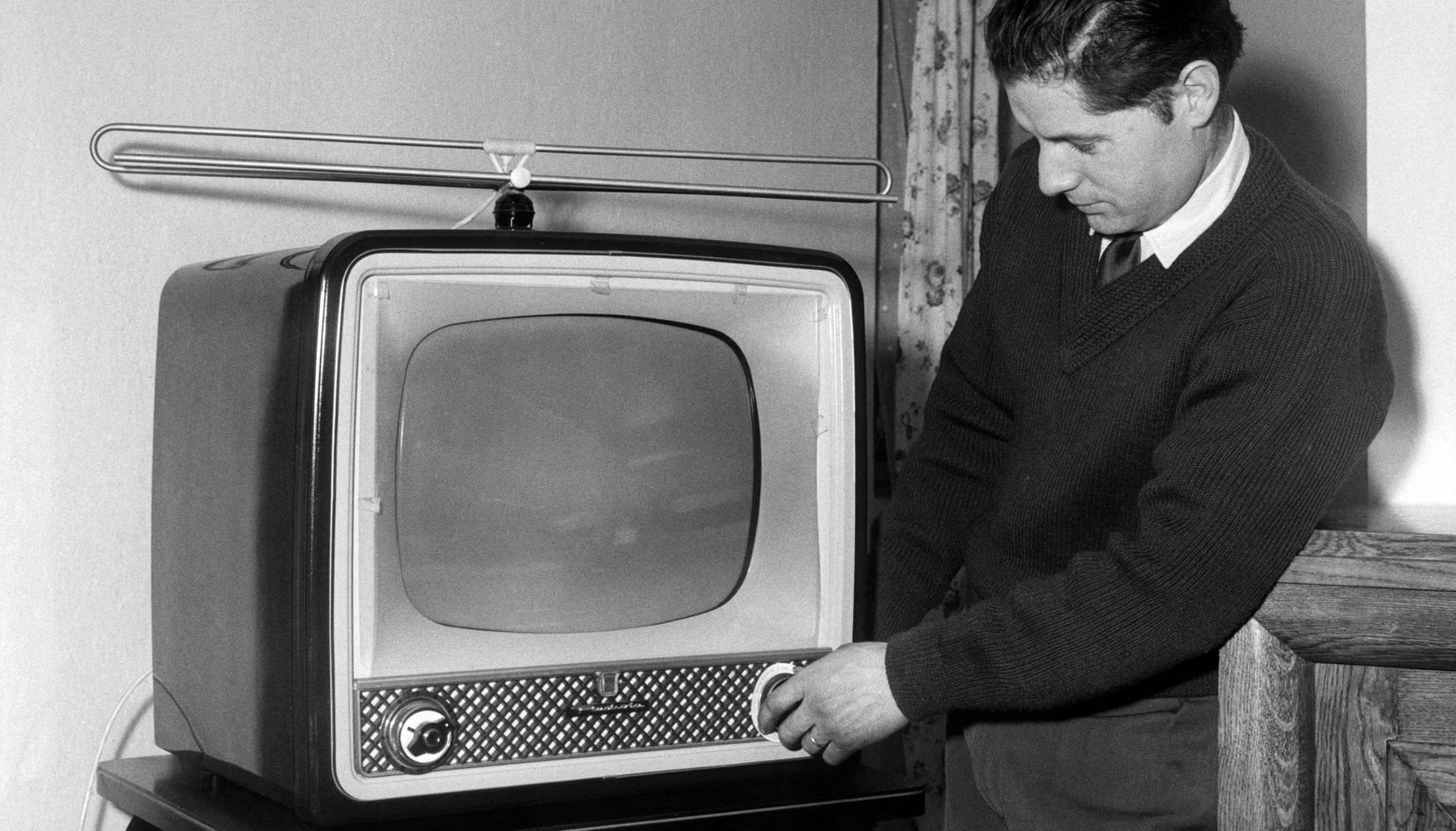 Alter Mann mit Fernseher: Ein Blick zurück in die Vergangenheit.