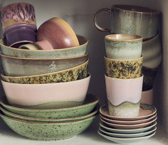 Farbenfrohe Keramikservies in pastellfarbener Schale und Tasse