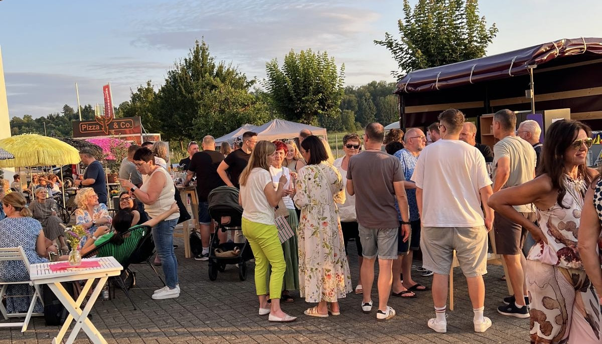 FeineRUNDE mit Gästen, Essensständen und gemütlicher Stimmung.