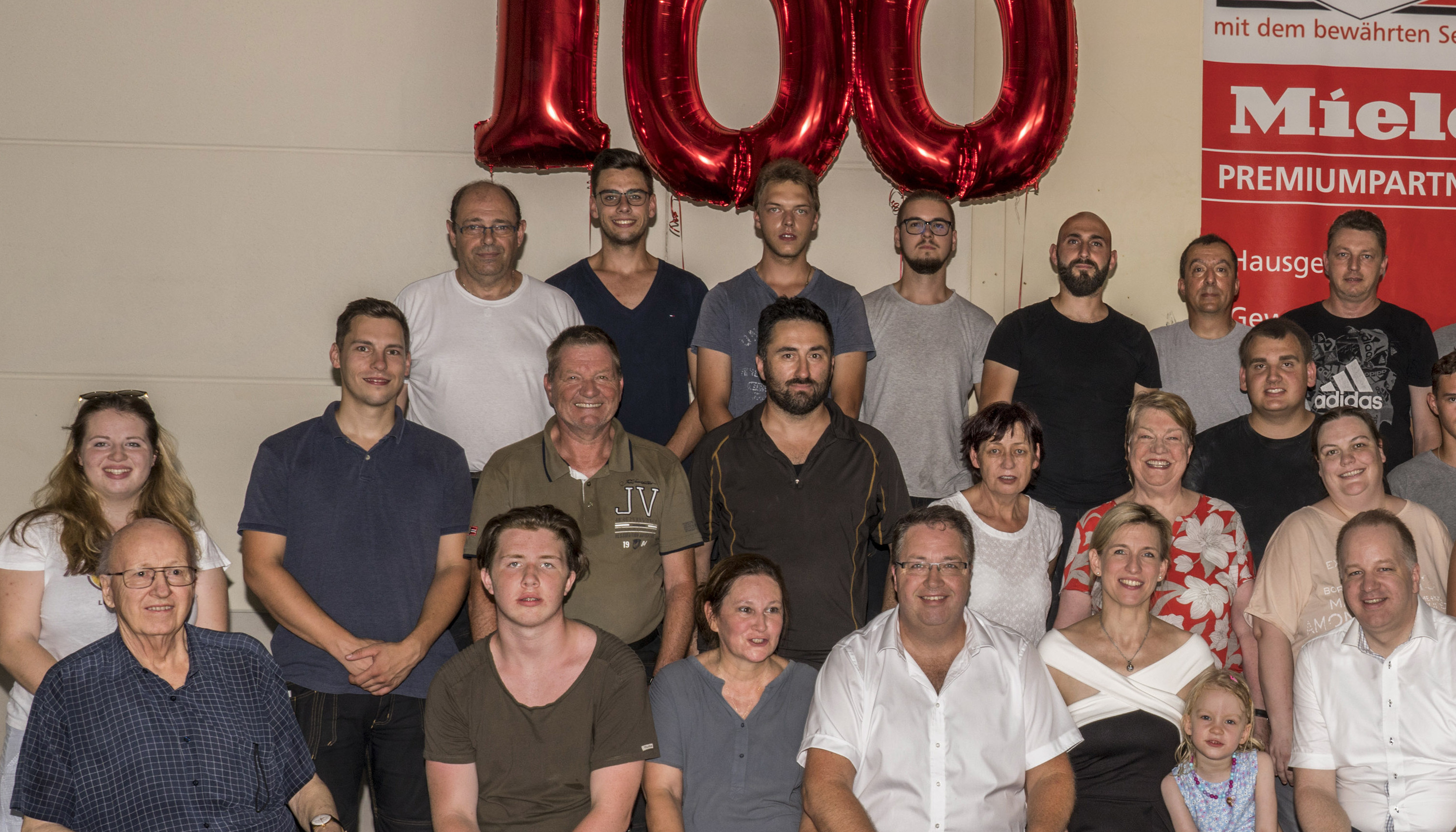 Gruppenbild 100 Jahre BRÖLLOS mit allen Mitarbeitern