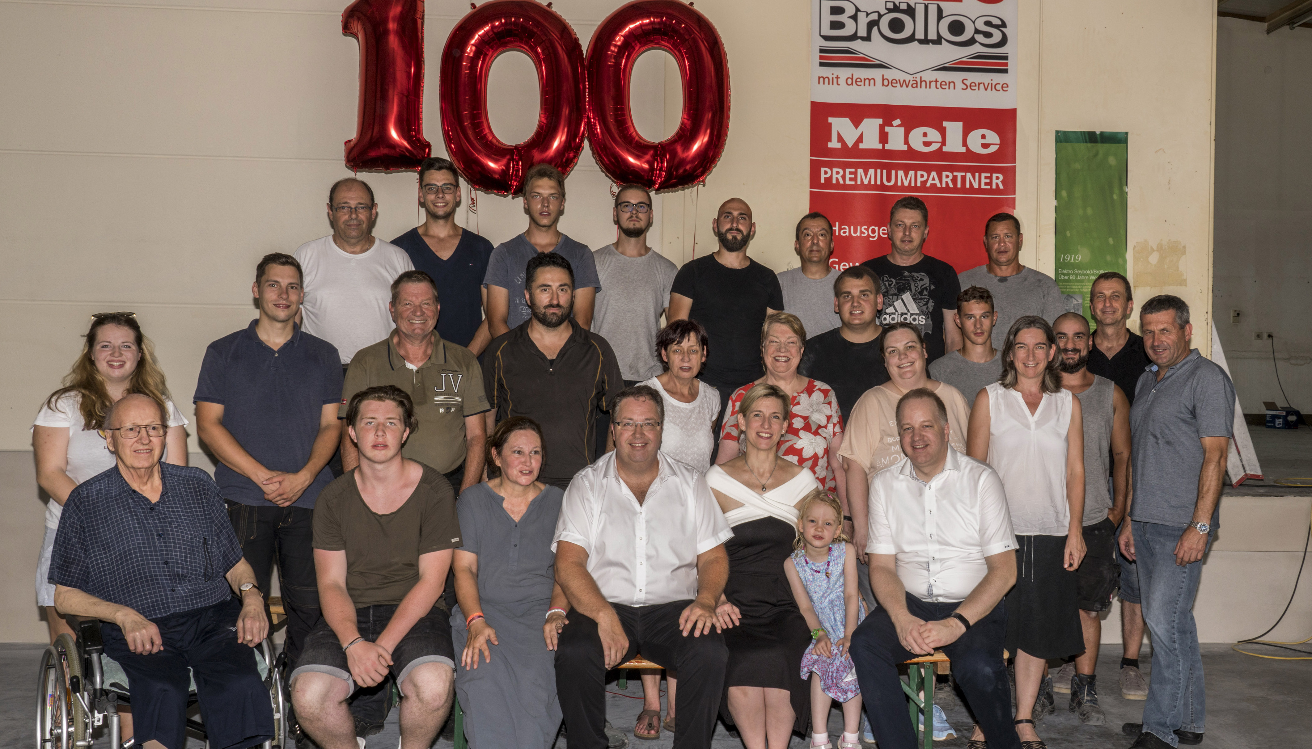 Gruppenbild 100 Jahre BRÖLLOS mit allen Mitarbeitern