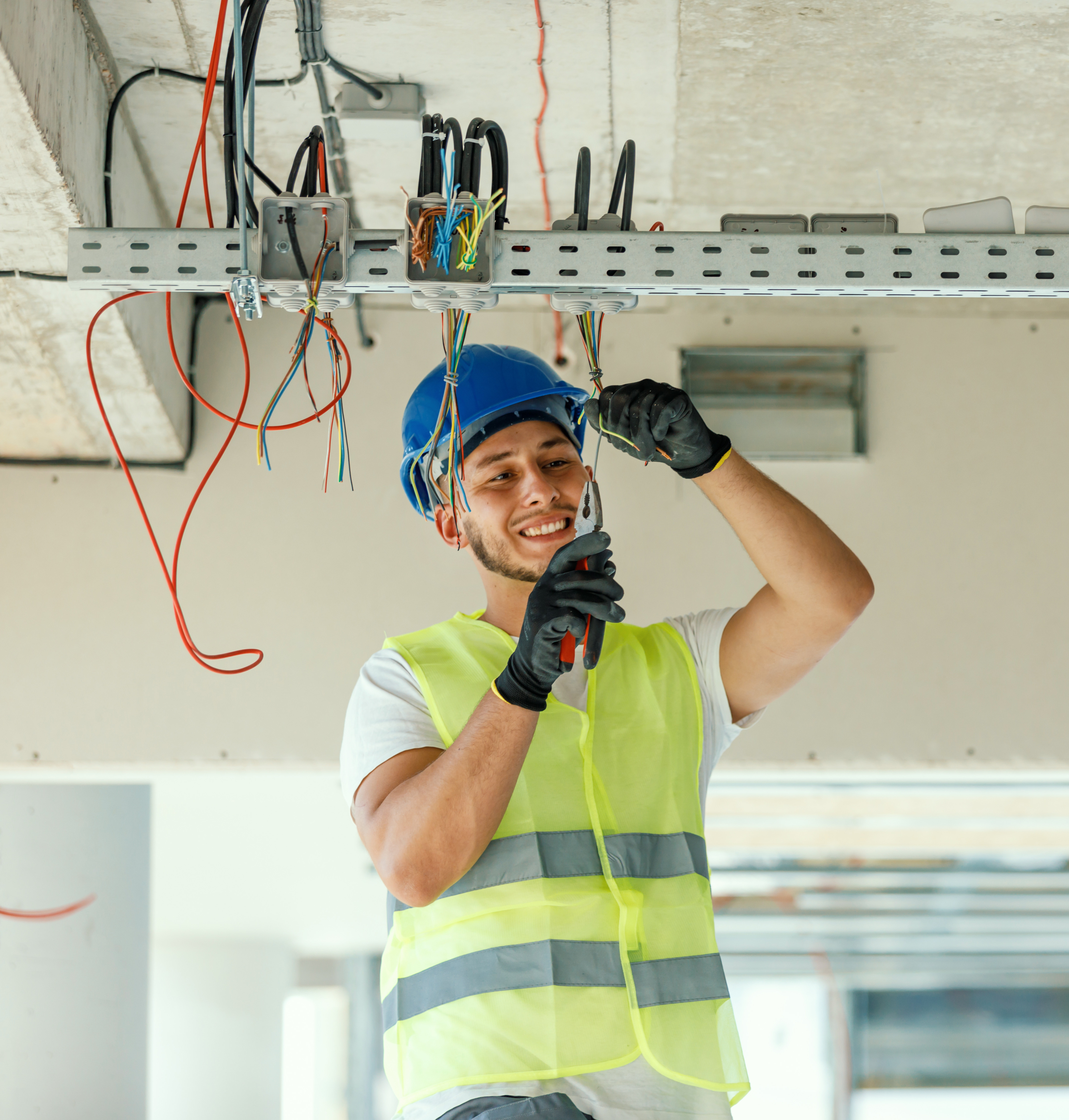 Elektriker verlegt Kabel in Kabelkanal