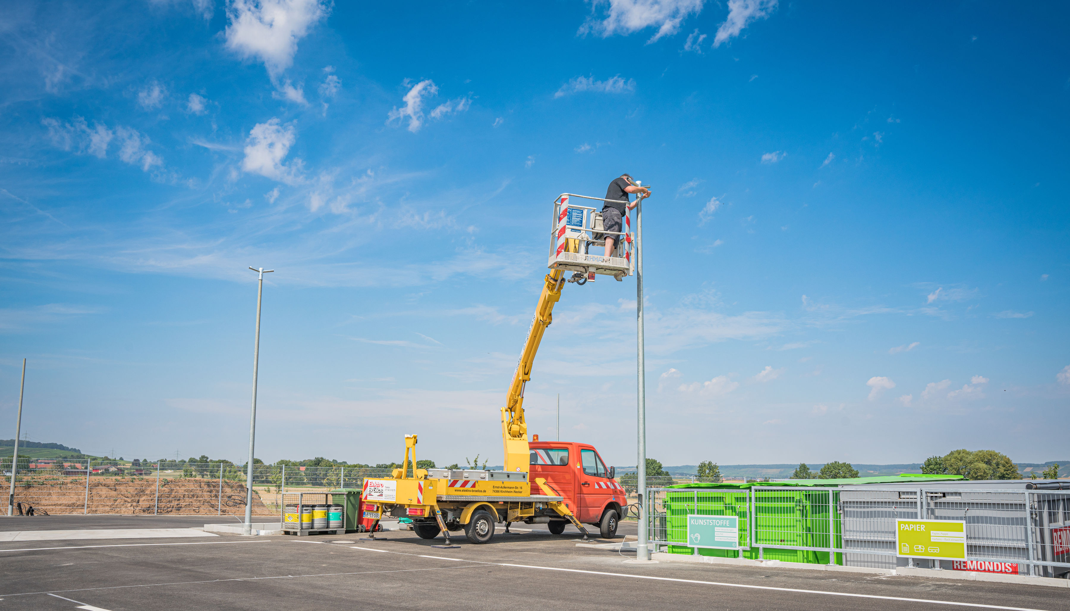 Elektro BRÖLLOS bei der Elektroinstallation der Laternen auf dem Bönnigheimer Recyclinghof