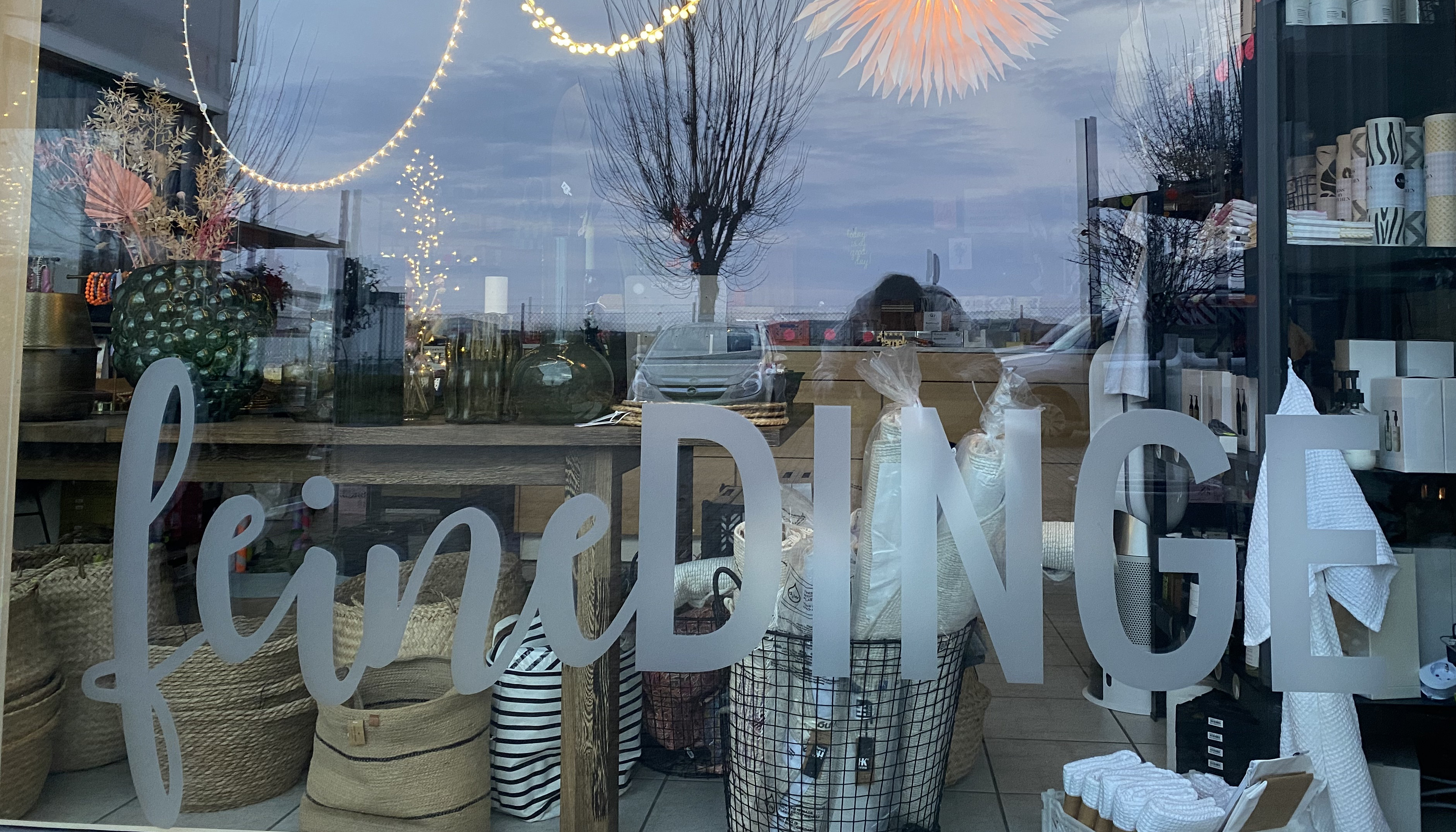 Schaufenster feineDINGE mit Schriftzug auf Scheibe