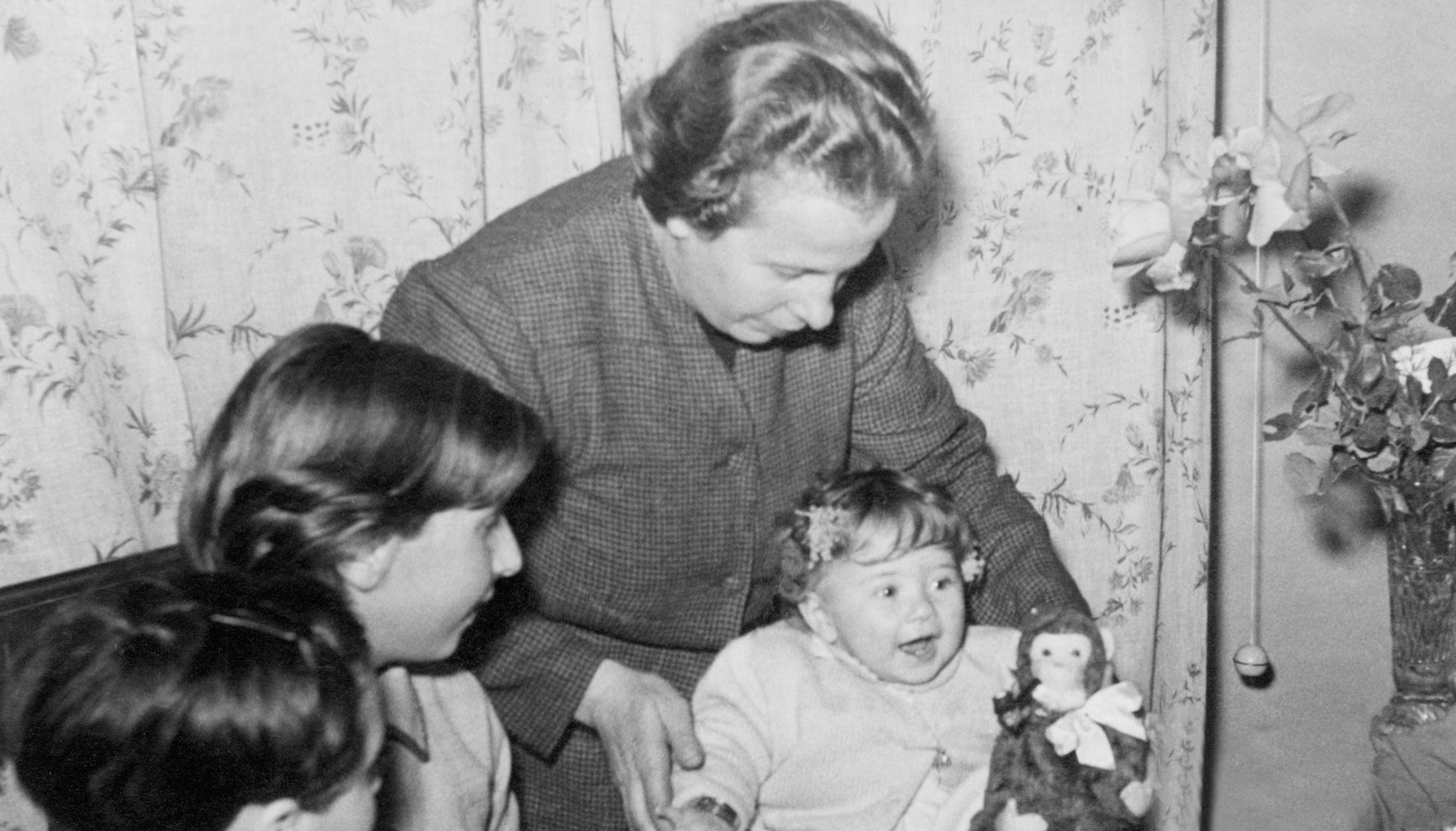 Familie mit drei Kindern sitzt gemeinsam am Esstisch