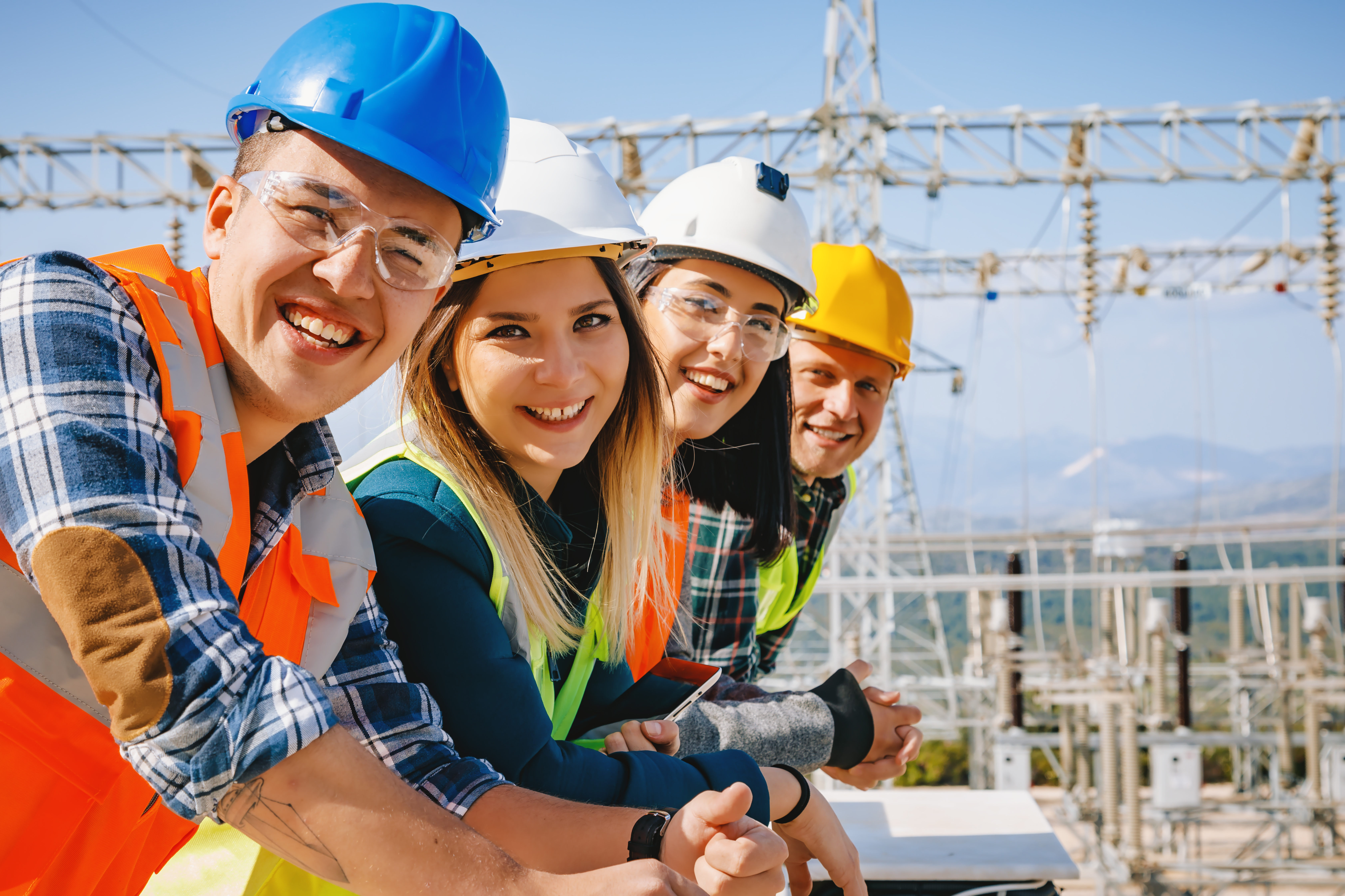 Junge Auszubildende auf Baustelle bei Elektroinstallation